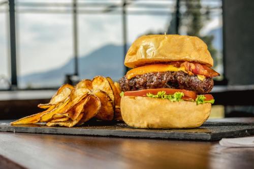 a hamburger and french fries on a tray at Fuga Neusa in Tausa Viejo