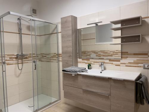 a bathroom with a sink and a shower at Landora in Grazzano Badoglio