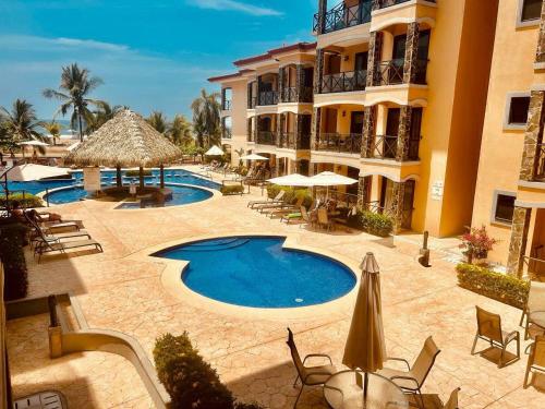 Bazén v ubytování Apartamento de Lujo en Playa Jacó, Frente al Mar, Wifi, AC, Parqueo Privado y Piscinas nebo v jeho okolí