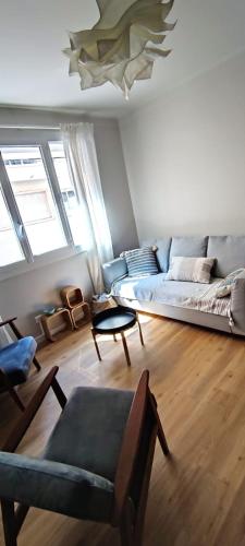 un salon avec un canapé et une table dans l'établissement Charmant appart, 6 pers centre ville touristique, à Toulon