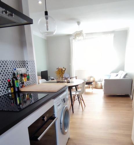 - une cuisine avec un comptoir et une table dans une pièce dans l'établissement Charmant appart, 6 pers centre ville touristique, à Toulon