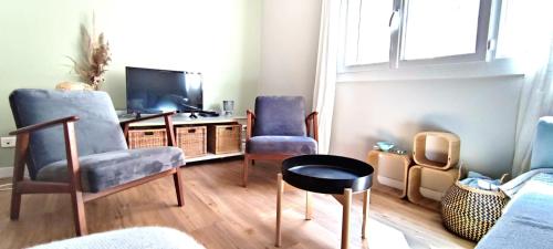 un salon avec deux chaises et une télévision dans l'établissement Charmant appart, 6 pers centre ville touristique, à Toulon
