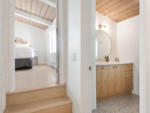 מיטה או מיטות בחדר ב-New Listing Ocean View Malibu Sanctuary