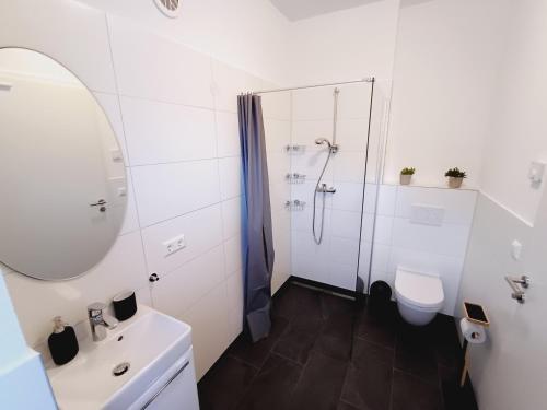a bathroom with a shower and a toilet and a sink at Moderne Studio (Europa-Park / Rulantica) in Ringsheim