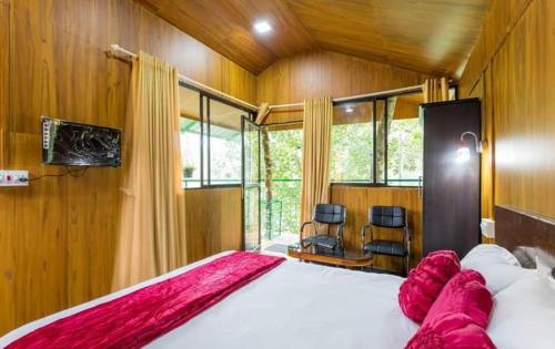 Un dormitorio con una cama grande y una ventana en vattachalil villa, en Anachal
