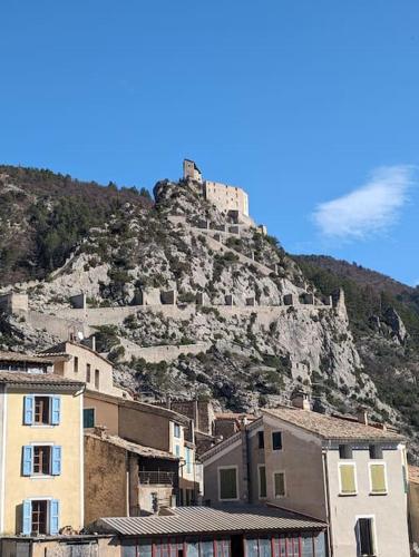 Une montagne avec un château en haut dans l'établissement Entrevaux appartement avec vue, à Entrevaux