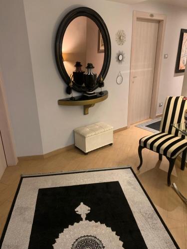 a living room with a black rug and a mirror at Residenza Ca' degli Enzi in Verona