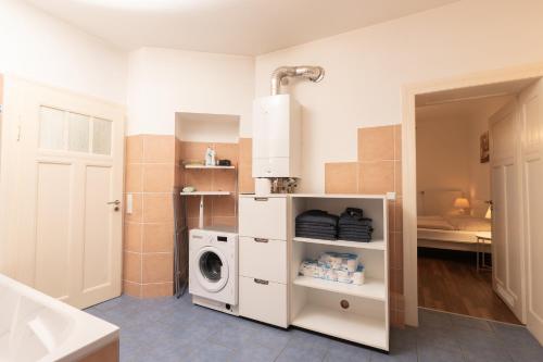 een wasruimte met een wasmachine en droger bij Altbau-Apartment im Westend I Küche I Hochparterre in Wiesbaden