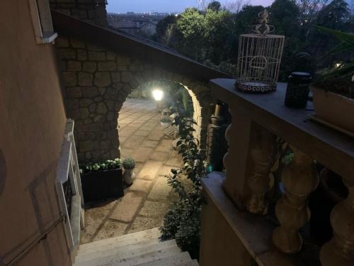 an alleyway with a stone wall and an arch with a lantern at Residenza Ca' degli Enzi in Verona