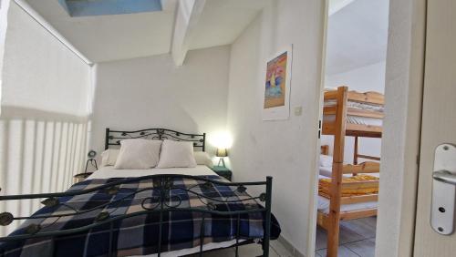 une chambre avec un lit et un escalier à l'intérieur dans l'établissement Plume, à Valras-Plage