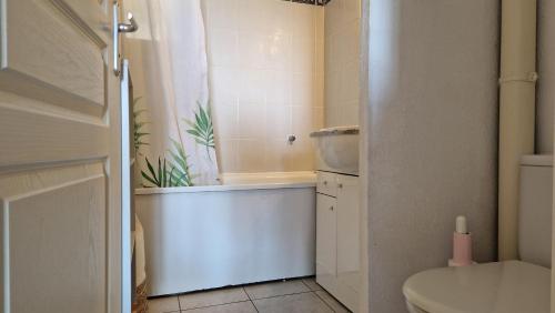 une salle de bain avec toilettes et lavabo dans l'établissement Plume, à Valras-Plage