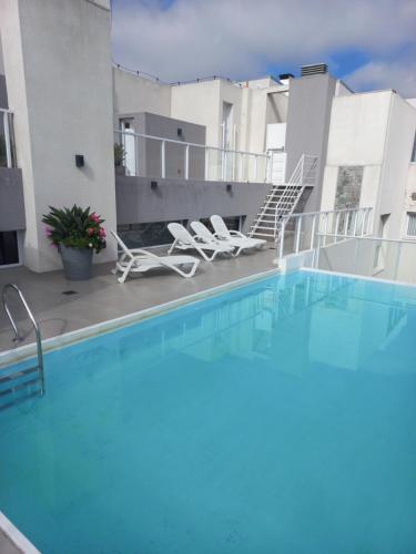 una piscina en la azotea de un edificio en Dean funes suites 302 en Salta