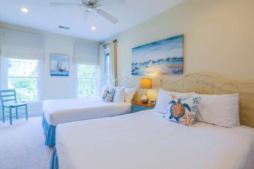 1 dormitorio con 2 camas blancas y 1 silla en Coastal Chic, en Isle of Palms
