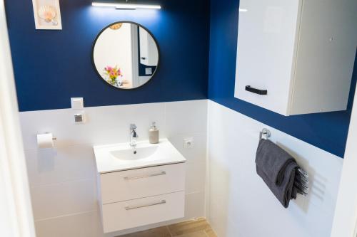 La salle de bains est pourvue d'un lavabo et d'un miroir. dans l'établissement Domki Przystań Kotwica, à Jastrzębia Góra