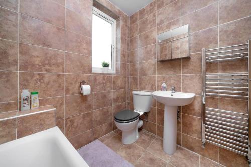 a bathroom with a toilet and a sink at Omega - 3BD Gem in De Beauvoir Town in London