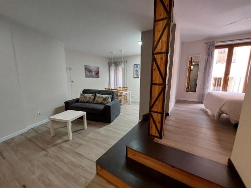 a living room with a couch and a mirror at ToledoAloja - Estudio en Toledo in Toledo