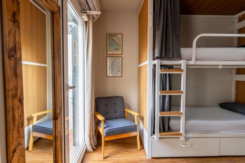 Кровать или кровати в номере Factory Hostels Barcelona