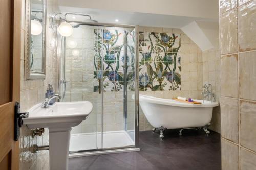 uma casa de banho com um chuveiro, uma banheira e um lavatório. em Apartments at Number 16 - The Jolly Coopers em Hampton