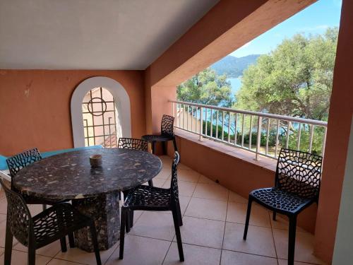 a table and chairs on a balcony with a view at Résidence Villa Nova in Tiuccia