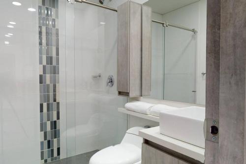 een badkamer met een douche, een toilet en een wastafel bij Apartamento 201 Kappa in Bogota
