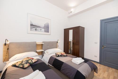 sypialnia z 2 łóżkami i drzwiami w obiekcie Adriana sweet apartment w Rzymie
