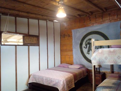 um quarto com 2 beliches e um espelho em La Casa de Diego em Zorritos