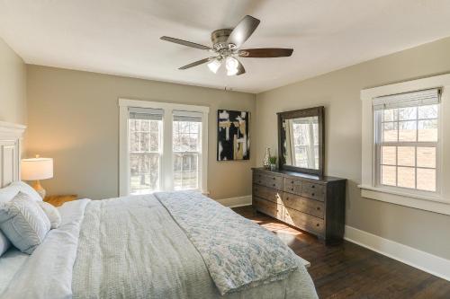 una camera con letto e ventilatore a soffitto di Riverfront Newton Vacation Rental Near Wichita! a Newton