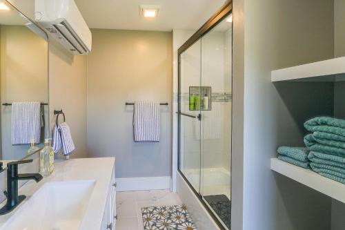 bagno con lavandino e doccia di Riverfront Newton Vacation Rental Near Wichita! a Newton