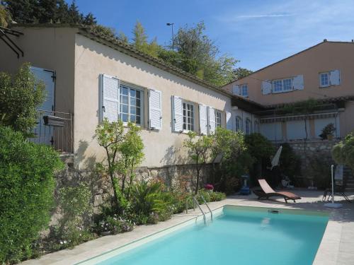 a swimming pool in front of a house at les petites terrasses in Grasse