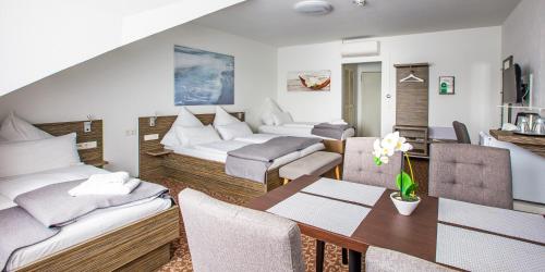 ein Wohnzimmer mit Sofas und ein Esszimmer in der Unterkunft Hotel Das Kronprinz in Troisdorf