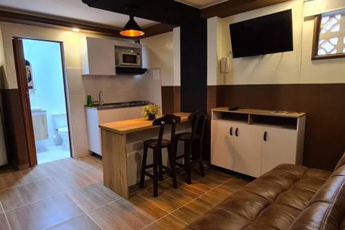 sala de estar con sofá y cocina en 402 GTA Sandreas / la casa de papel, en Medellín