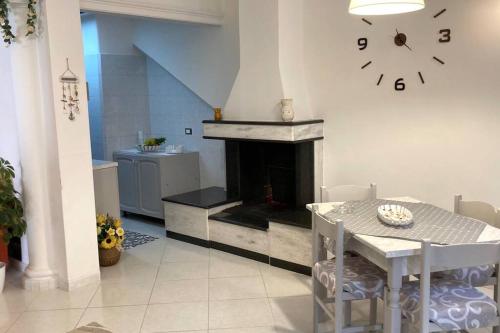 - un salon avec une table et une cheminée dans l'établissement Appartamento in Salento, à San Vito dei Normanni