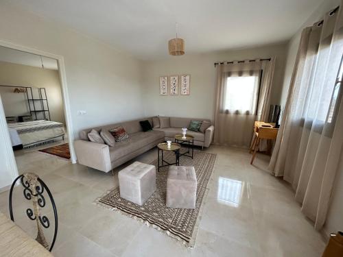 - un salon avec un canapé et une table dans l'établissement Harmonie des alizés, à Essaouira
