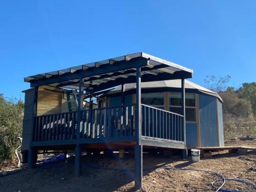 Valley Center的住宿－Glamping-Sky Dome Yurt-Tiny House-2 by Lavenders field，一个小房子,有门廊和屋顶