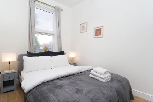 Een bed of bedden in een kamer bij Delphina - Spacious 2BR Modern Maisonette