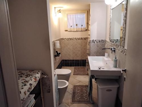 Baño pequeño con lavabo y aseo en Villa Rossana, en Sassofortino