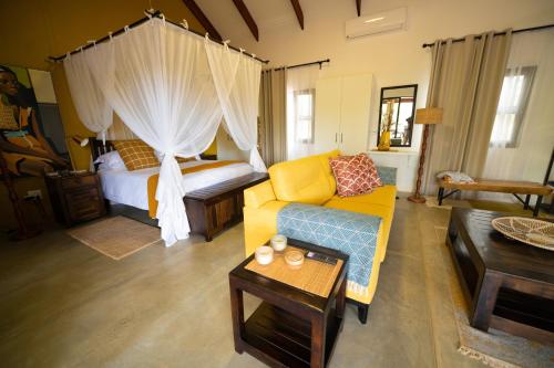 En eller flere senge i et værelse på Oriole Bush Cottage