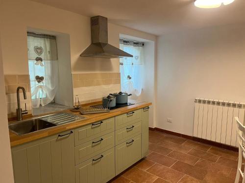 a kitchen with a sink and a counter top at Podere il Glicine Wellness Charme & Relax in Fresonara