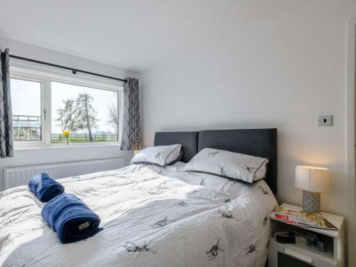 1 Bed in Attleborough 86671 في Caston: غرفة نوم عليها سرير وبطانية زرقاء