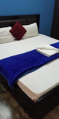 ein Bett mit zwei Kissen darüber in der Unterkunft Ak Residency-18 in Noida