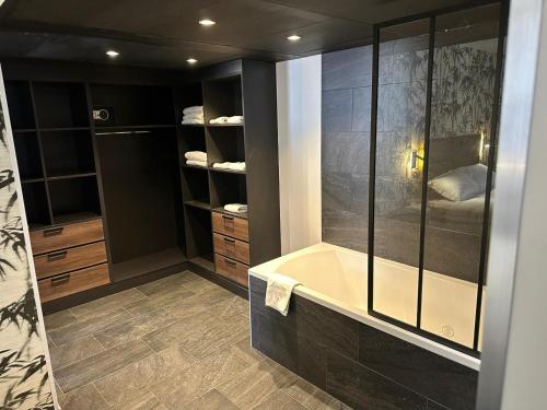 une salle de bain avec douche et baignoire dans l'établissement Hotel Inn Paris Nord Porte de Saint Ouen, à Saint-Ouen