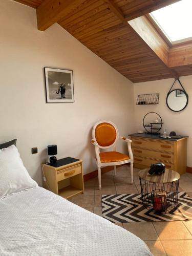 une chambre avec un lit, un bureau et une chaise dans l'établissement Chambre d'Hôte Au Fil du Canal 82, à Valence