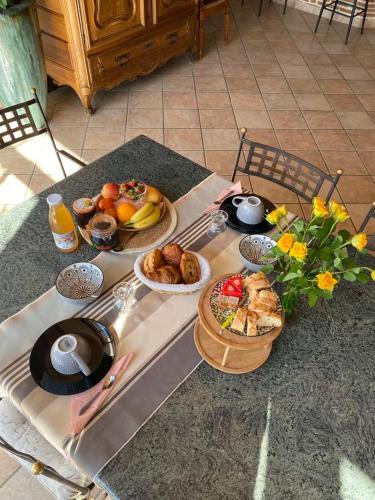 - une table avec un petit-déjeuner dans l'établissement Chambre d'Hôte Au Fil du Canal 82, à Valence