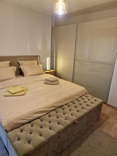 Casa Luca في غريمبيرغين: غرفة نوم بسرير كبير مع مرتبة .