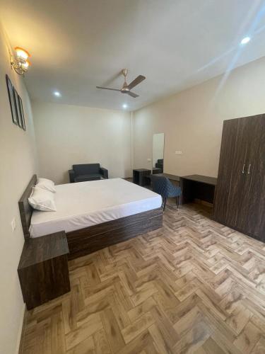 1 dormitorio con cama y escritorio. en VISTARA COURTYARD, en Varanasi