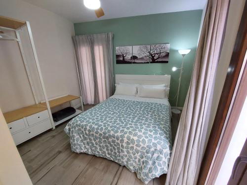 ein Schlafzimmer mit einem Bett und einer grünen Wand in der Unterkunft ToledoAloja - Estudio en Toledo in Toledo