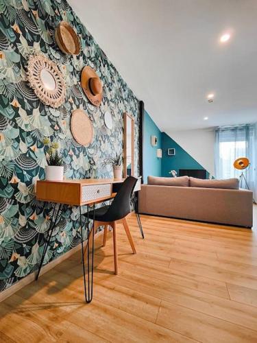 un salon avec une table et un canapé dans l'établissement Dolce Vita - Centre-ville - Paisible - Moderne, à Mulhouse