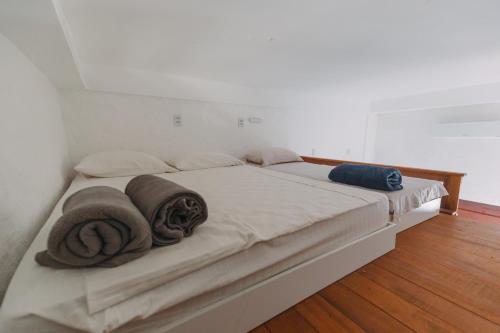 una cama con almohadas en una habitación en Laguna Pirangi Beach House, en Parnamirim