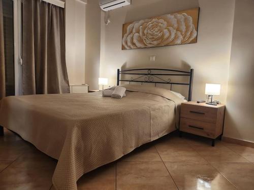 een slaapkamer met een bed en 2 lampen op een nachtkastje bij 'Elia gytheio in Mavrovoúnion
