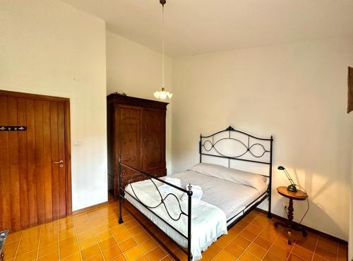 スティンティーノにあるCasa Mantoのベッドルーム1室(ベッド1台付)、木製のドア